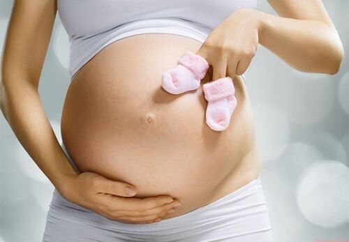 бремена жена му пренесува папиломи на своето бебе